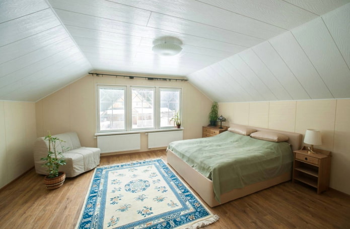 pannelli del soffitto in pvc nella camera da letto mansardata
