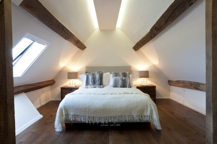Decke mit Balken im Schlafzimmer auf dem Dachboden