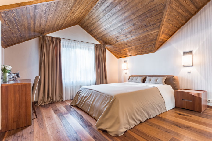 drewniany sufit w sypialni na poddaszu