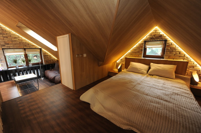 drewniany sufit w sypialni na poddaszu