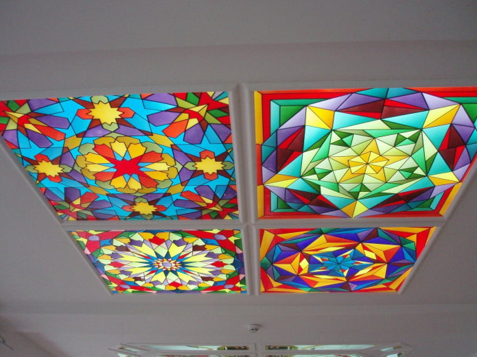 farvet glasvindue med abstrakt mønster