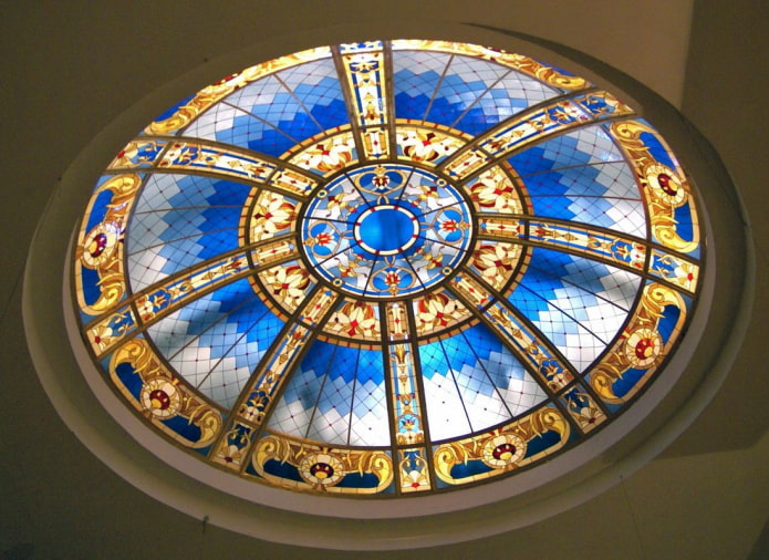 plafond en verre teinté en forme de dôme