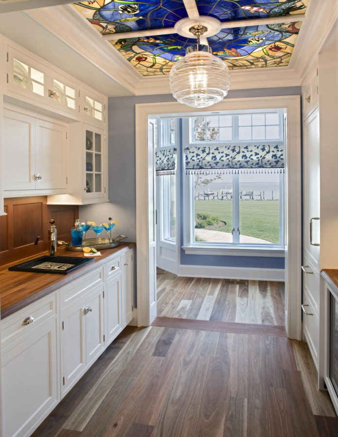 cửa sổ kính màu trên trần nhà trong nội thất nhà bếp