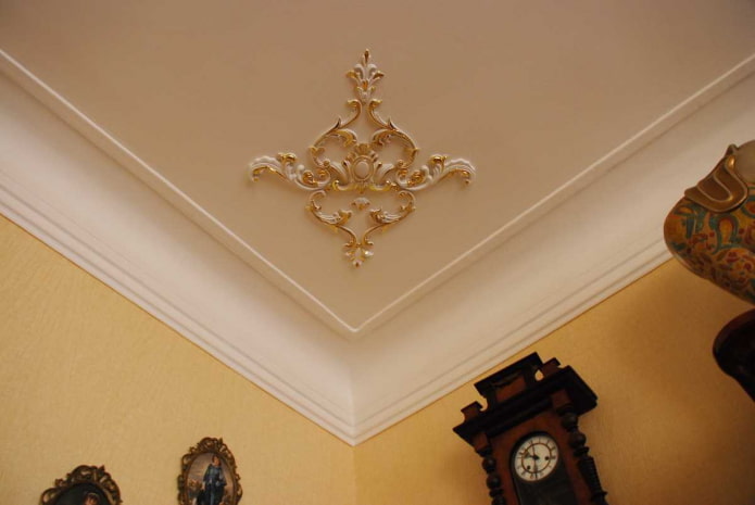 décoration en stuc dans le coin du plafond
