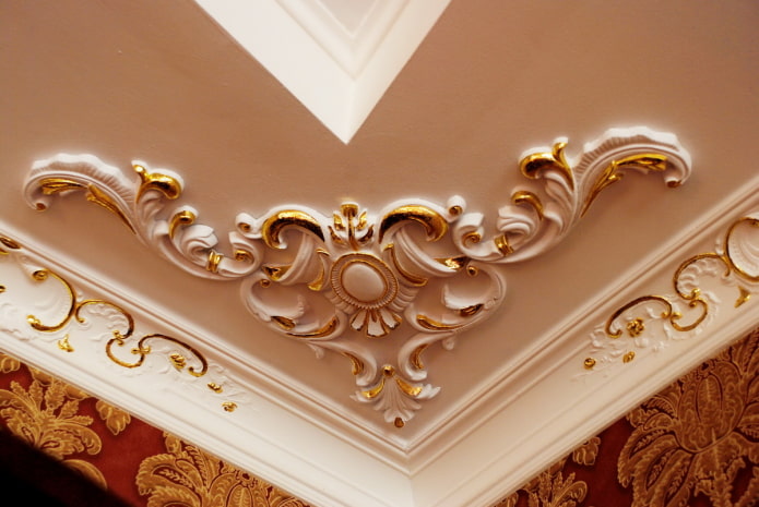 stucco decoration in the corner of the ceiling