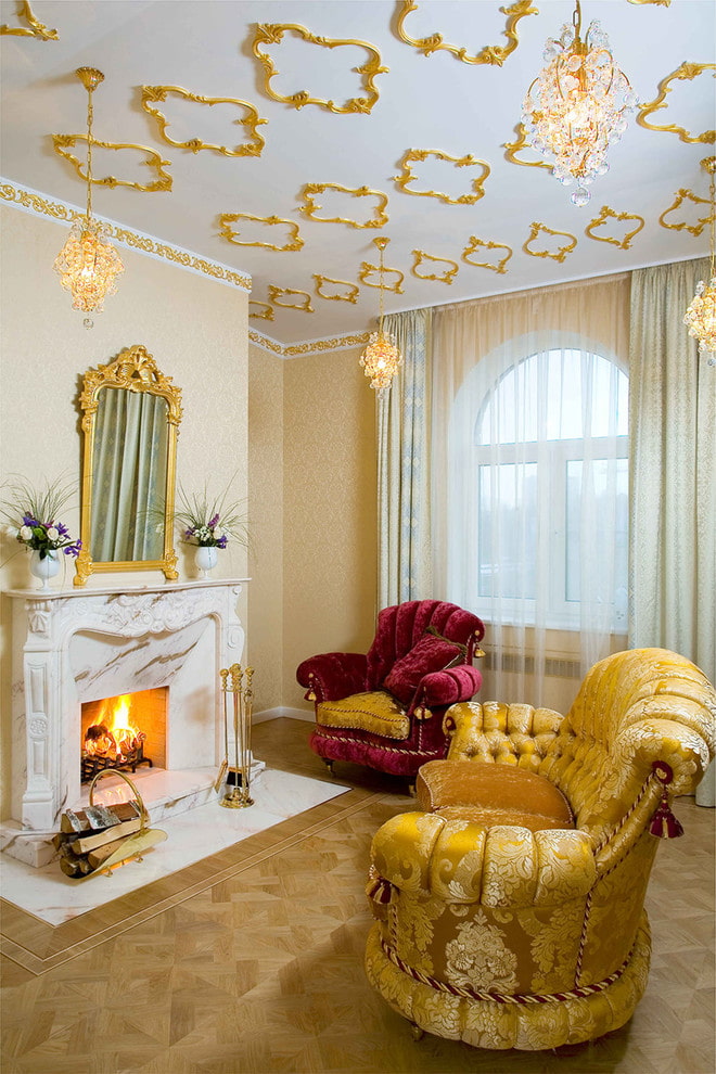 zlatá štuková dekorace na stropě