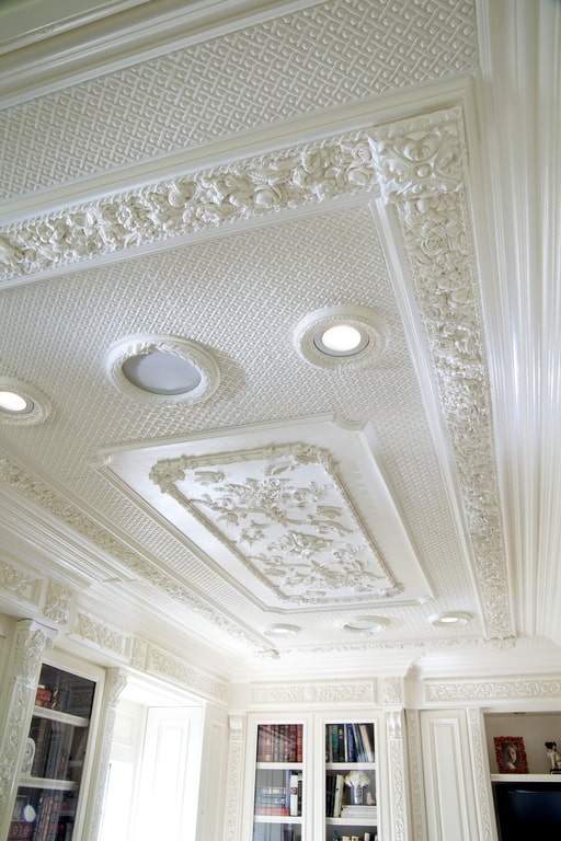 decorazione a stucco sul soffitto