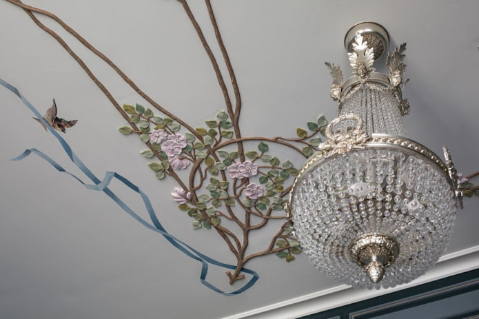 štuková dekorace v podobě květin na stropě