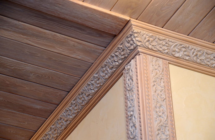 filets en bois avec revêtement de plafond