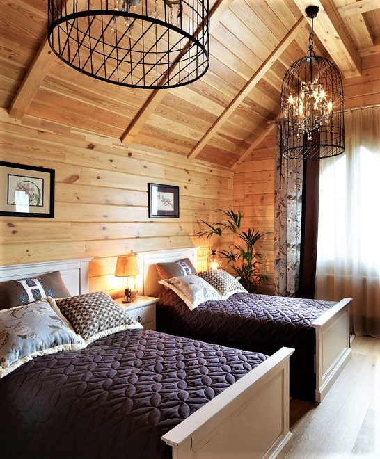 guļamistaba mājā, kas izgatavota no kokmateriāliem