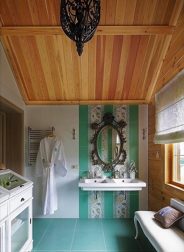 salle de bain avec plafond en bois