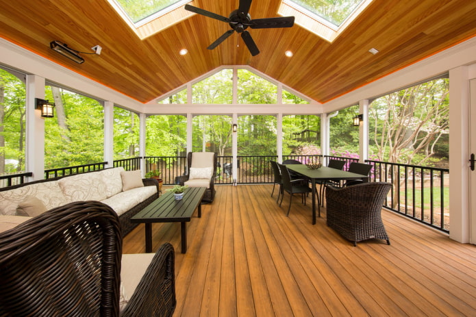 dřevěný strop na verandě