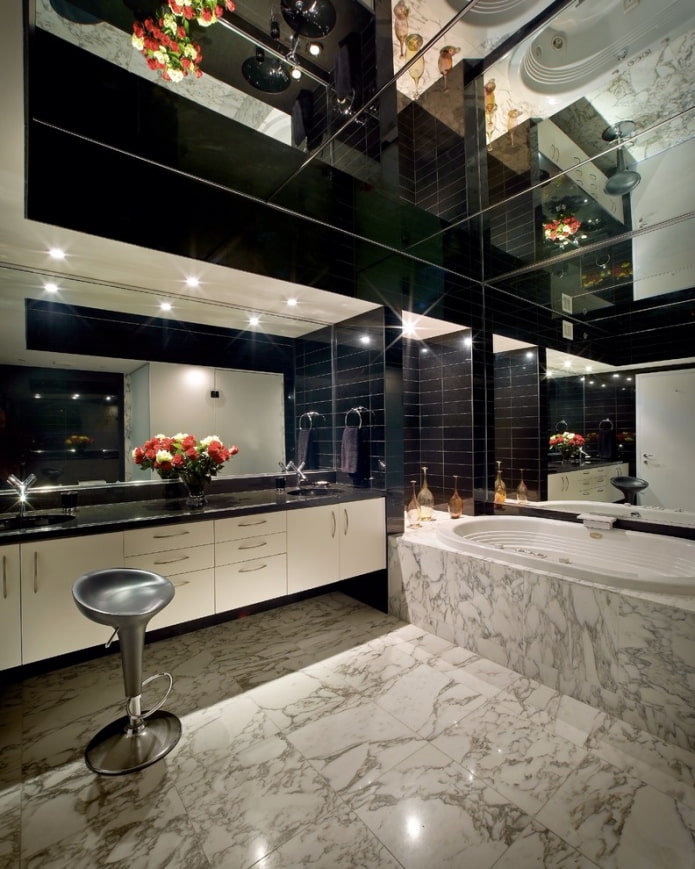 design de oglindă a tavanului în baie