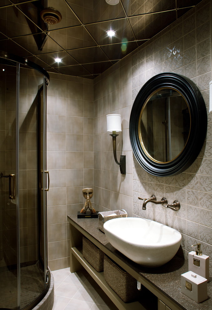 veidrodinis lubų dizainas vonios kambaryje
