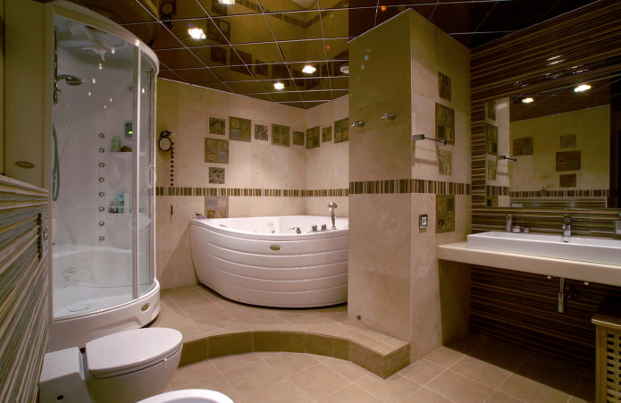 conception de plafond en miroir dans la salle de bain