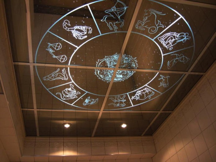 zrkadlový strop so vzormi