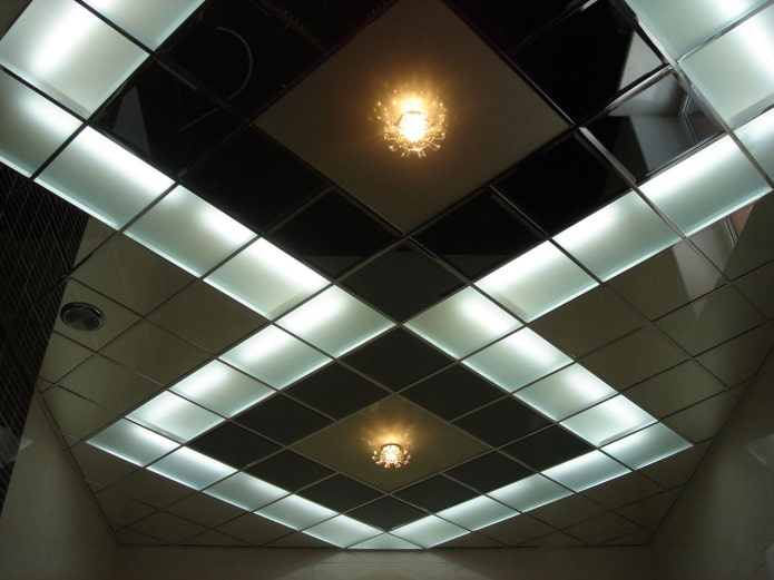 conception de plafond en miroir avec rétro-éclairage