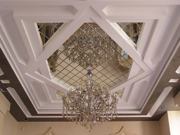огледален дизайн на тавана с полилей