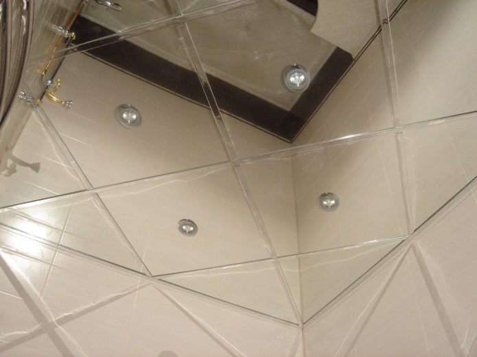 сребърна огледална конструкция на тавана