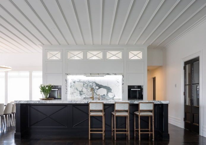 панелен таван в интериора на кухнята