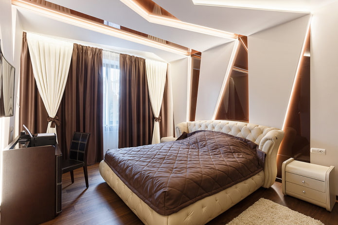 комбиниран таван в интериора на спалнята