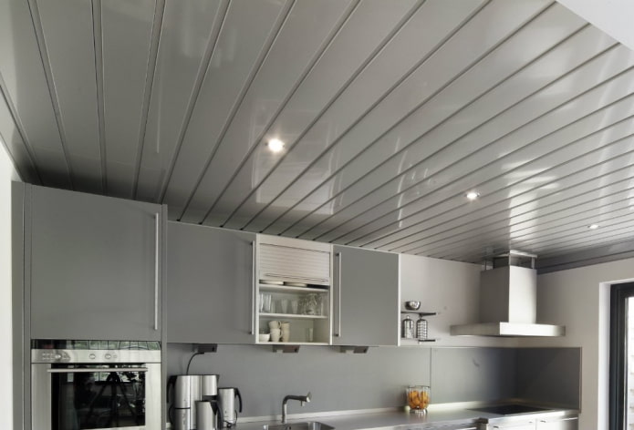 aliuminio plokštės ant lubų virtuvėje