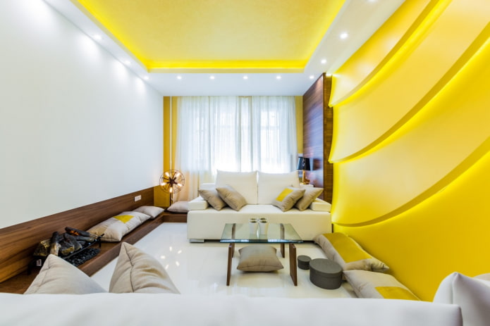 žltý strop v interiéri