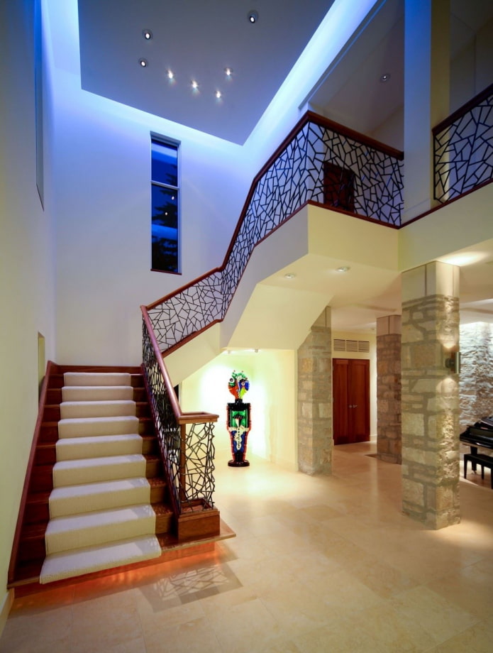 עיצוב תקרה מעל המדרגות