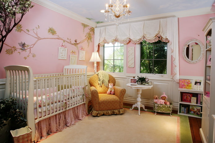 murs roses dans une chambre d'enfant