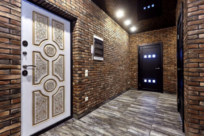 carreaux de sol et murs de briques dans le couloir