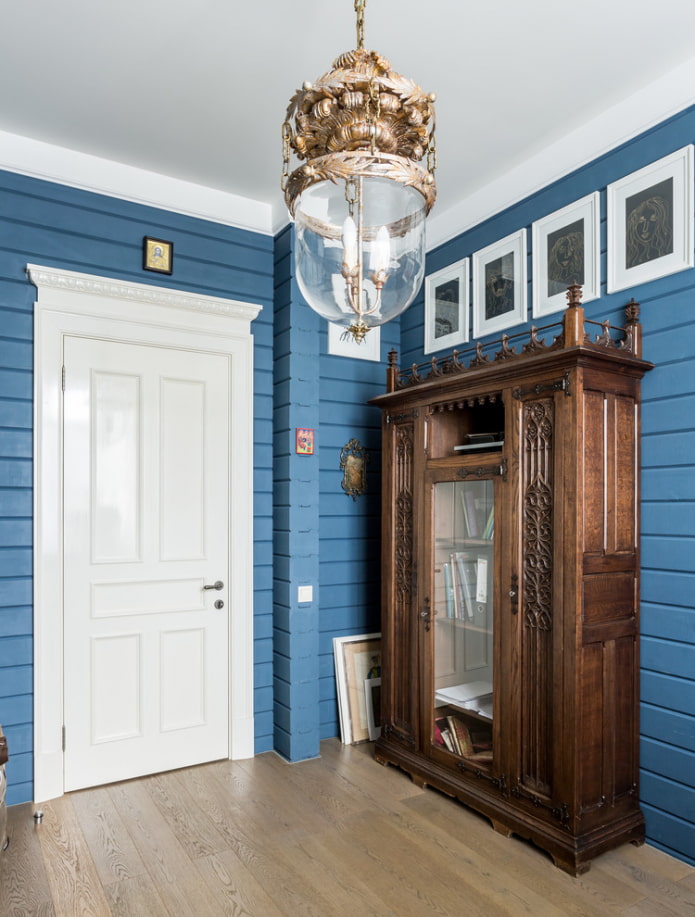 dekorace na modré zdi v chodbě