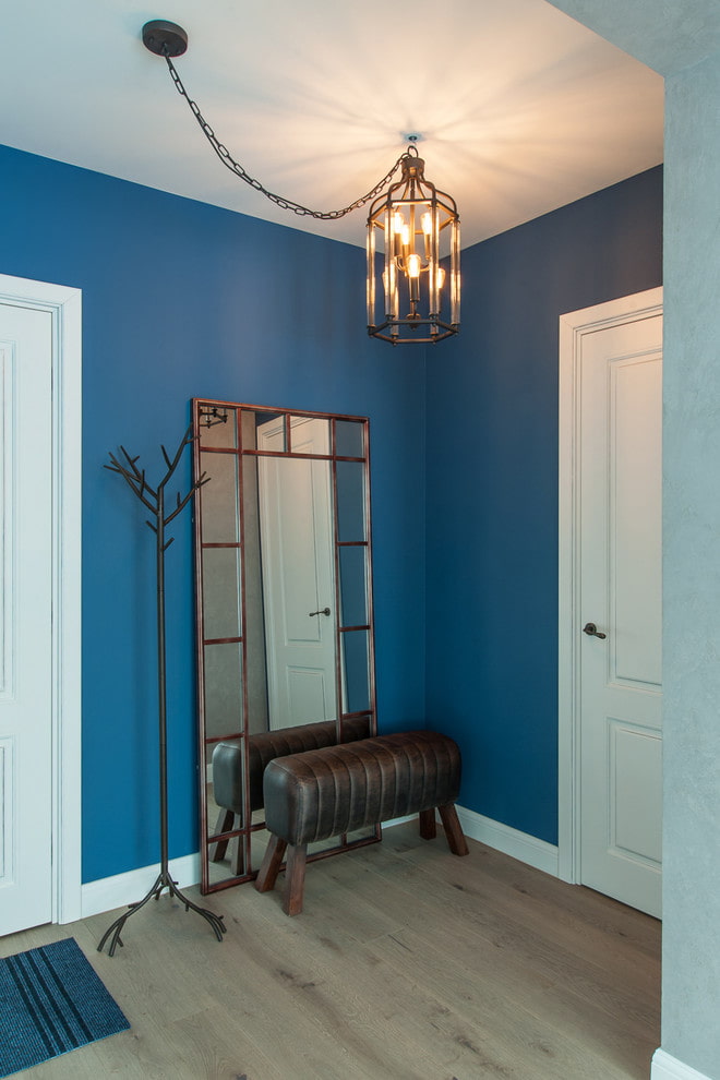 синя стенна декорация в коридора
