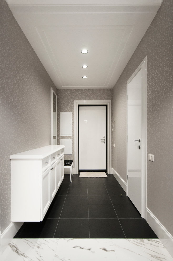 grå väggdekoration i korridoren
