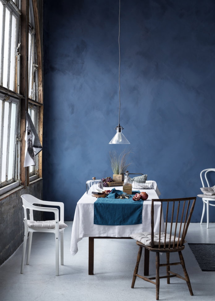 stucco biru di pedalaman ruang makan