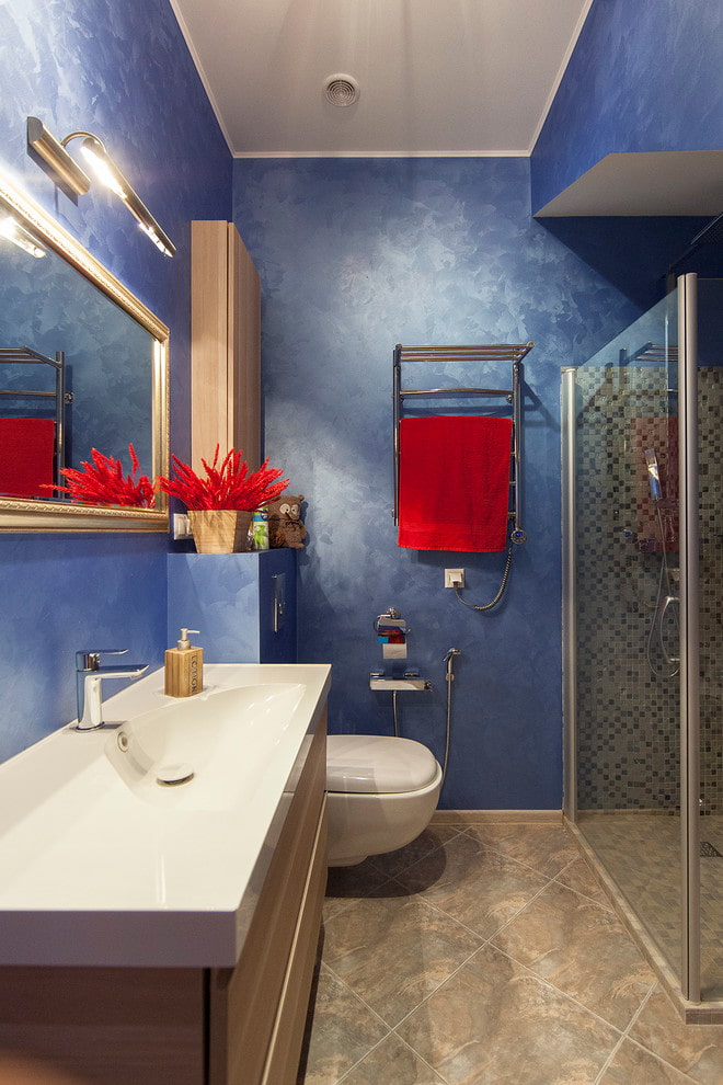 modrý štuk v interiéru koupelny