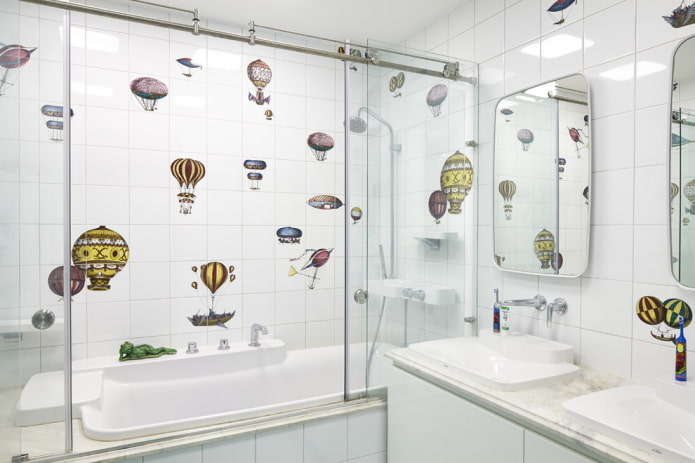 stickers muraux décoratifs à l'intérieur de la salle de bain