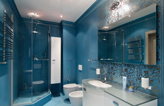 ผนังสีฟ้าในการตกแต่งภายในของห้องน้ำ