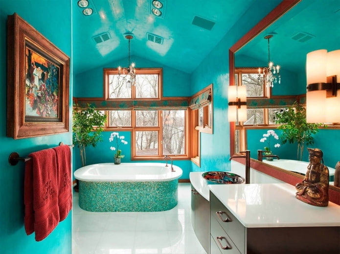murs turquoise à l'intérieur de la salle de bain