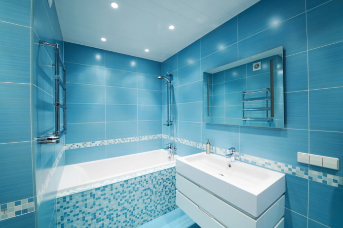 mėlynos sienos vonios kambario interjere