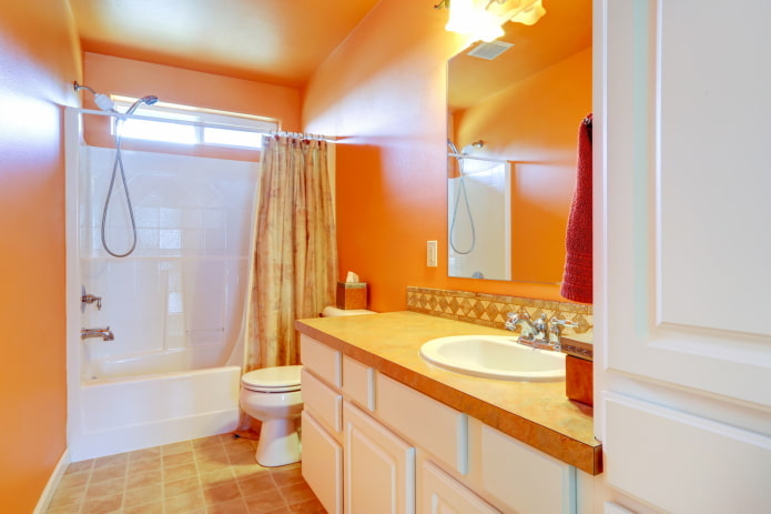 oranžas sienas vannas istabas interjerā