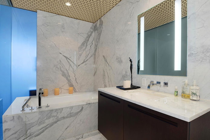 marble walls in the interior of the bathroom