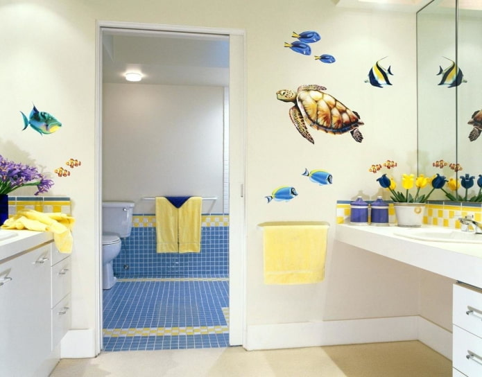dekorativa väggklistermärken i badrumsinredningen