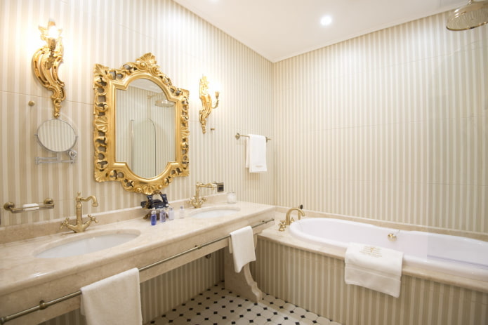 Diseño de las paredes en el interior del baño en un estilo clásico.