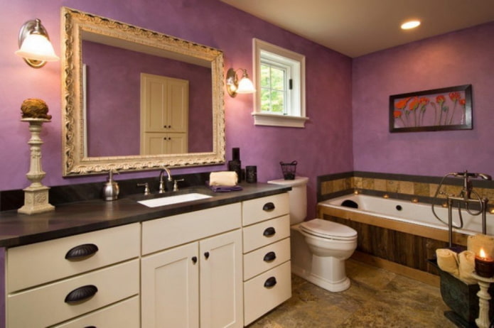 purpurinės sienos vonios kambario interjere