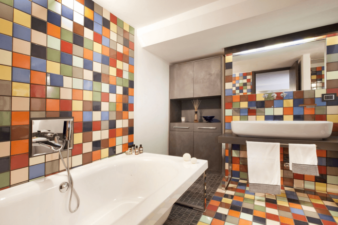 azulejos en el interior del baño