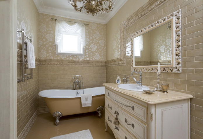 design af væggene i det indre af badeværelset i klassisk stil