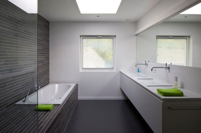 minimalistický design stěny v interiéru koupelny