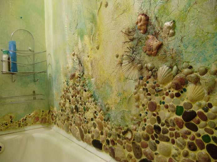 stena s škrupinami v interiéri kúpeľne