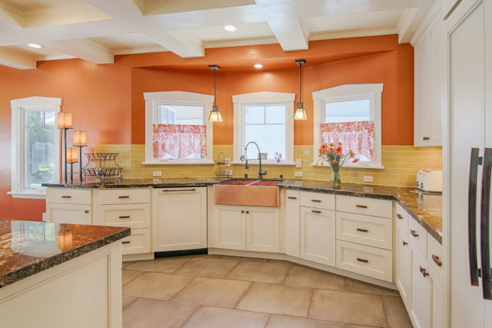 oranžas sienas virtuves interjerā
