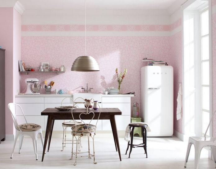 dinding merah jambu di bahagian dalam dapur